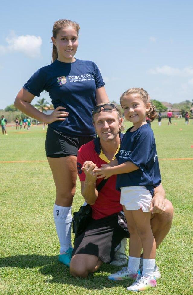 Foto 3, Bruce Radburn junto a sus hijas Allie y Victoria Radburn.