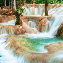 Una cascada de agua turquesa que se ve de fantasía en Laos (Catarata Kuang Si)