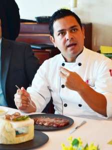 Chef explica proceso de cocción del Ribeye Angus en Piedra de sal del Himalaya