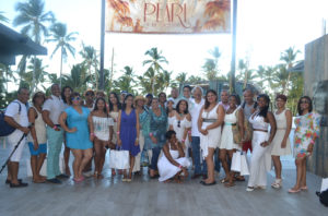 grupo-de-periodistas-que-visitaron-las-instalaciones-de-pearl-beach-club