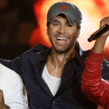 Enrique Iglesias en vivo para fin de año en Altos de Chavón acompañado por  Gente de Zona.