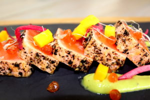 salmon-tataki-con-aguacate