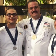 Jóvenes cocineros con bazar culinario solidario