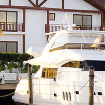 PUERTO BAHIA UN PUERTO RODEADO DE NATURALEZA Y VEGETACION