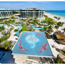 Más de 1,3 millones de mosaicos colocados a mano: un mosaiquista inaugura en el St. Regis Longboat Key Resort el mural de mosaico de vidrio más grande de Estados Unidos