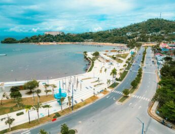 Presidente Abinader y ministro Collado inauguran reconstrucción de Malecón y otras obras en Samaná.