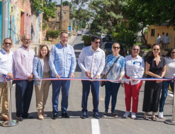 Ministro Collado entrega 11 calles reconstruidas en Ciudad Colonial.