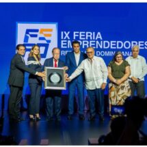 Feria Emprendedores y Universidades reconocen a Pepín Corripio, Frank Rainieri y Ligia Bonetti por sus aportes al desarrollo nacional.