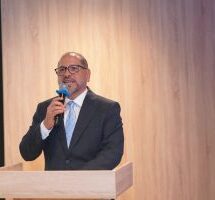 Juan Ovalles celebra 35 años de trayectoria y presenta fundación por la transparencia