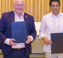 David Collado firma acuerdo con transportistas para fortalecer movilidad turística en el país