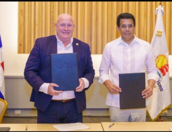 Transportistas, pieza clave del turismo: David Collado firma acuerdo con la ITF para fortalecer la movilidad turística sostenible