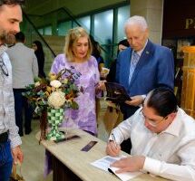 Periandro Delgado presenta libro “Huellas de Perseverancia: Del Campo a la Cima”