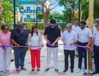 David Collado entrega tres parques y una iglesia remozada en Boca Chica